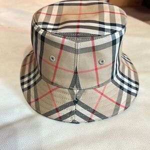Toddlers burberry bucket hat 12-18 months